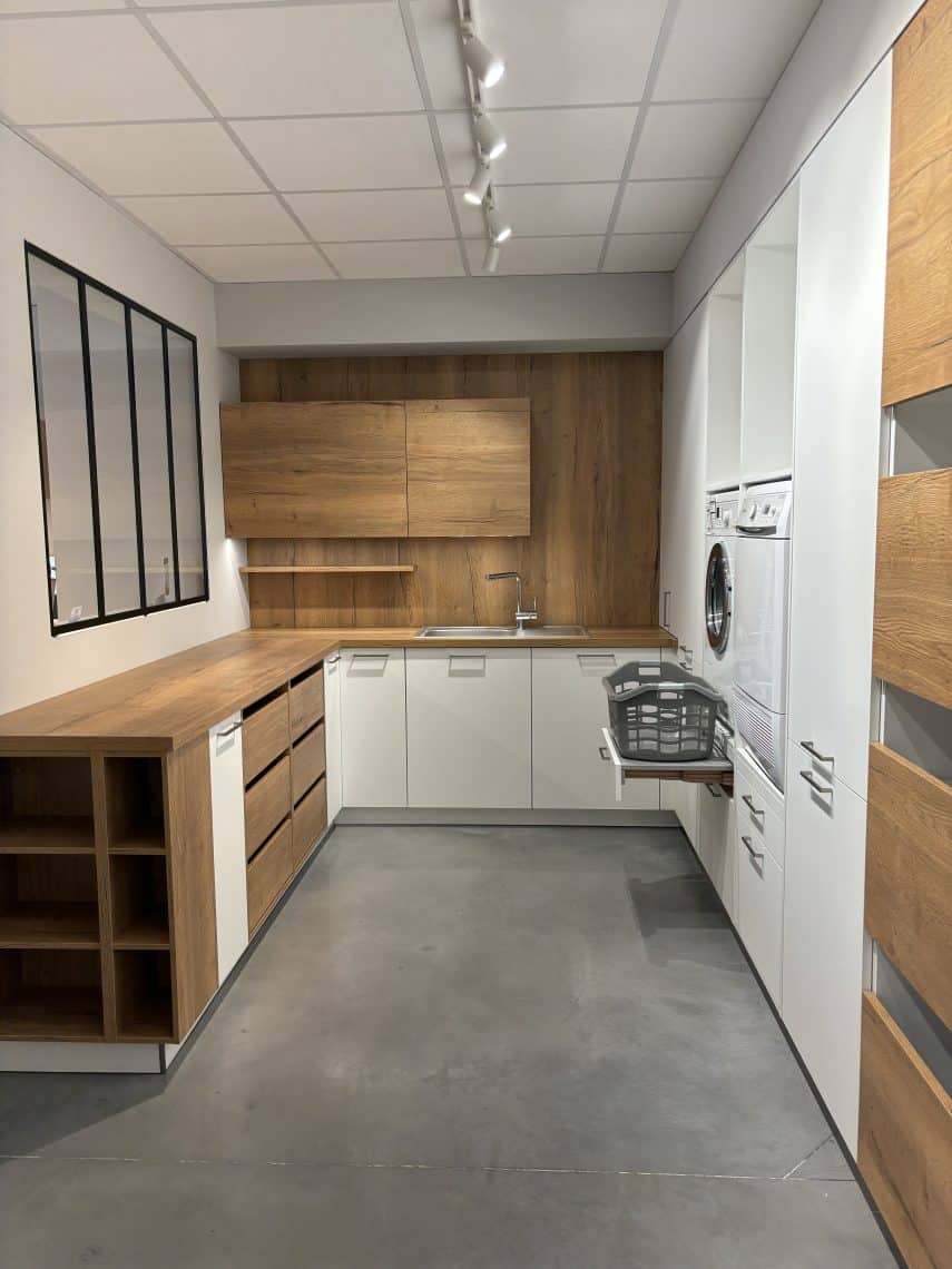Dressings et placards sur mesure. L'arrière-cuisine/buanderie, conçue pour maximiser vos rangements.