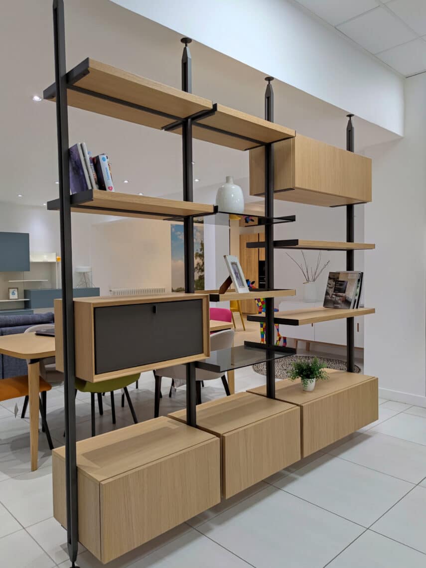 Installation de bibliothèque avec étagères. 