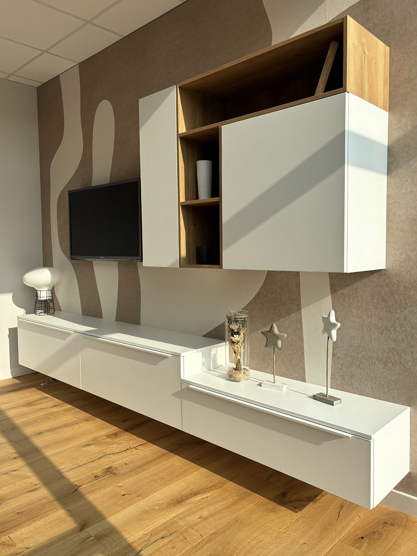 Installation et aménagements intérieurs sur mesure d'un meuble télévision. Meuble d'entrée meuble TV et bibliothèque